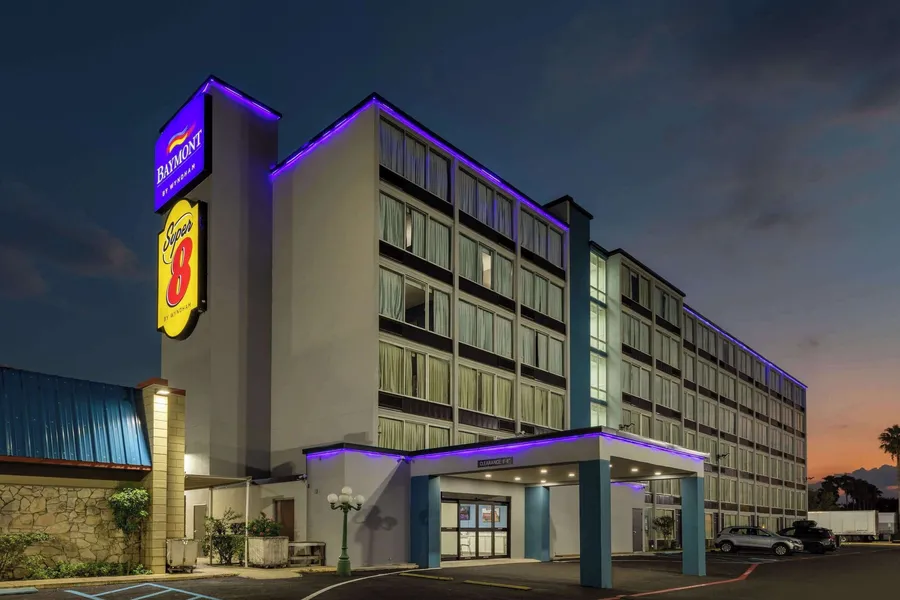 Super 8 by Wyndham Laredo hotel detail image 2