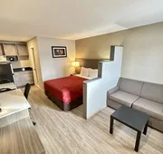 Econo Lodge Inn & Suites hotel detail image 7