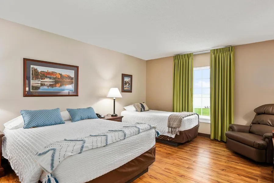 Top Floor Handicap Accessible Bay View hotel detail image 6
