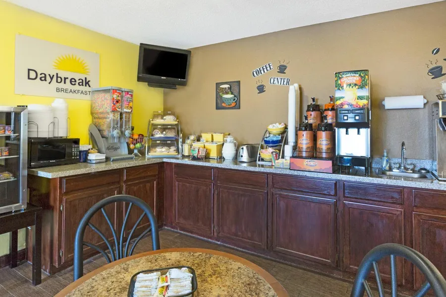 Econo Lodge Inn & Suites Yankton hotel detail image 6