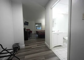 Greenwoods Inn & Suites hotel thumbnail 7