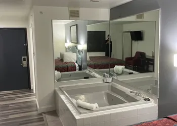 Greenwoods Inn & Suites hotel thumbnail 8