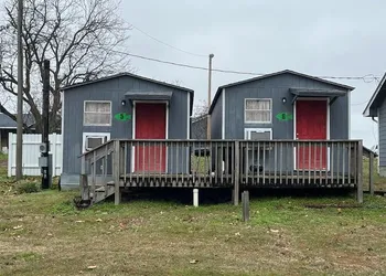 Roy's Cabins & Campgrounds hotel thumbnail 2
