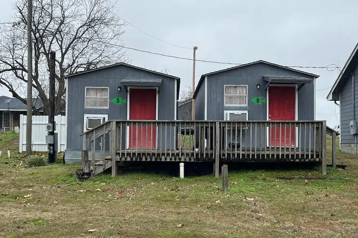 Roy's Cabins & Campgrounds hotel detail image 2