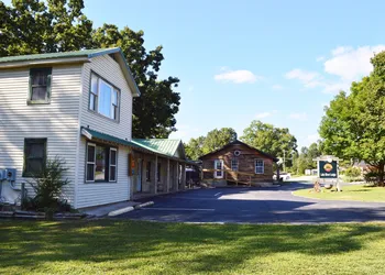 Lake River Lodge hotel thumbnail 4
