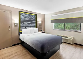 Super 8 by Wyndham Marston hotel thumbnail 2