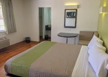 American Inn hotel thumbnail 5