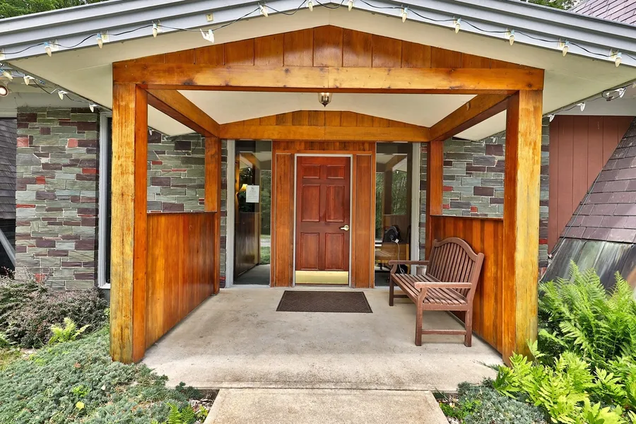 The Birch Ridge: European Room #8 - King Suite In Killington, Vermont. Hot Tub. 1 Bedroom Home hotel detail image 2