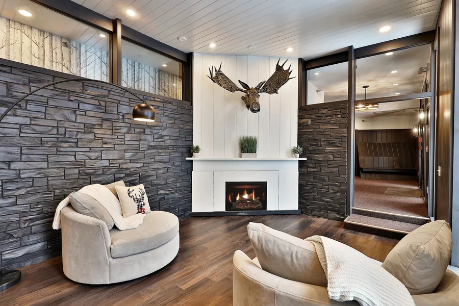 The Birch Ridge: European Room #8 - King Suite In Killington, Vermont. Hot Tub. 1 Bedroom Home hotel detail image 6