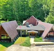 The Birch Ridge: Blue Velvet Room #10 - Queen Suite In Killington, Vermont. Hot Tub. Lounge. 1 Bedroom Home hotel detail image 3