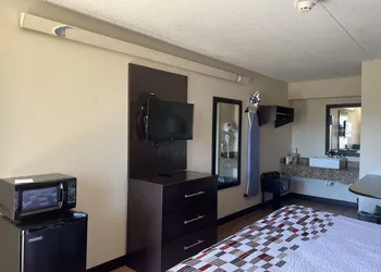 Travelodge by Wyndham Holland/Toledo hotel thumbnail 7