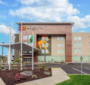 La Quinta Inn & Suites by Wyndham Centralia hotel detail image 7