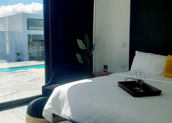 D'Vino hotel thumbnail 2
