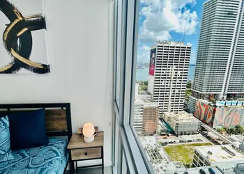 High floor Heart of downtown Miami 2 Bed heated POOL & GYM hotel thumbnail 5