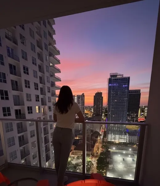 High floor Heart of downtown Miami 2 Bed heated POOL & GYM hotel detail image 6