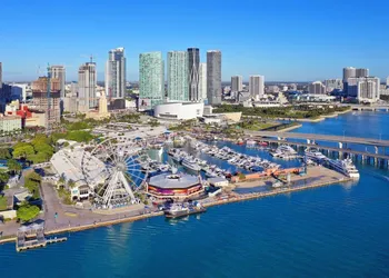 High floor Heart of downtown Miami 2 Bed heated POOL & GYM hotel thumbnail 7