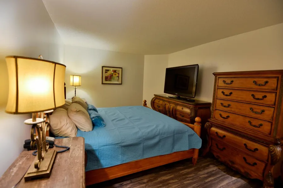Deluxe Ocean front One Bedroom suite in Sandy Beach Resort hotel detail image 2