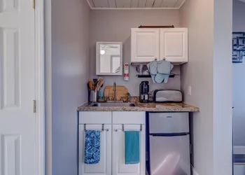 Modern Winnipesaukee Lake Front Retreat Naples hotel thumbnail 6