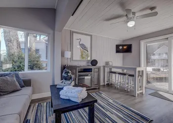 Modern Winnipesaukee Lake Front Retreat Naples hotel thumbnail 7