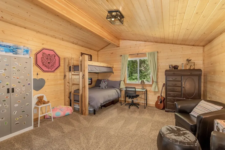 Lil Bigfoot Chalet 2 Bedroom Home by NW Comfy Cabins by RedAwning hotel detail image 6