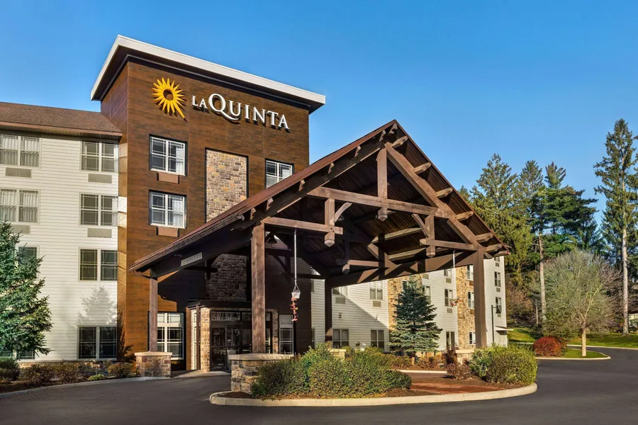 La Quinta Inn & Suites by Wyndham Lake George hotel detail image 2