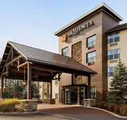 La Quinta Inn & Suites by Wyndham Lake George hotel detail image 3
