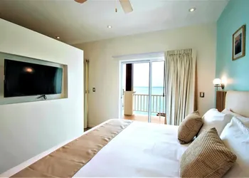 Bartolome Oceanfront Suites hotel thumbnail 4