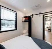 The Black Oak-Container Home 12 Min to Magnolia hotel detail image 3