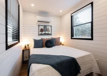 The Black Oak-Container Home 12 Min to Magnolia hotel thumbnail 5