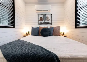The Black Oak-Container Home 12 Min to Magnolia hotel thumbnail 6