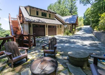 Lucky Bear Lodge hotel thumbnail 2