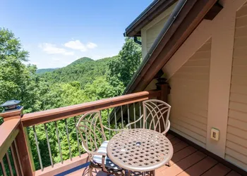 Lucky Bear Lodge hotel thumbnail 5
