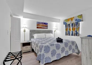 Beachfront Spacious King Suite with Resort Access Free Parking! hotel thumbnail 4