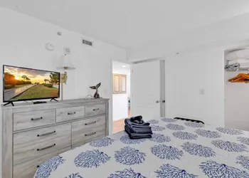 Beachfront Spacious King Suite with Resort Access Free Parking! hotel thumbnail 5