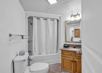 Beachfront Spacious King Suite with Resort Access Free Parking! hotel thumbnail 8