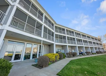 BayShore #120 hotel thumbnail 2
