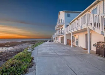 Oceanfront Deluxe Suite at the Black Sands Inn hotel thumbnail 2