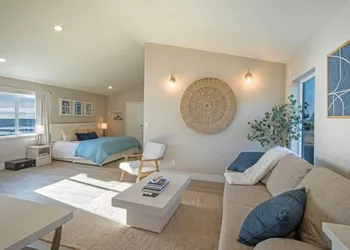 Oceanfront Deluxe Suite at the Black Sands Inn hotel thumbnail 4
