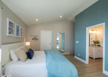Oceanfront Deluxe Suite at the Black Sands Inn hotel thumbnail 5