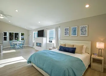 Oceanfront Deluxe Suite at the Black Sands Inn hotel thumbnail 6
