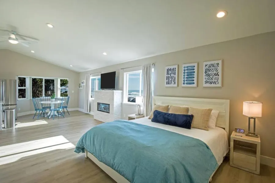 Oceanfront Deluxe Suite at the Black Sands Inn hotel detail image 6