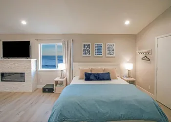 Oceanfront Deluxe Suite at the Black Sands Inn hotel thumbnail 8