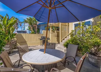 Mike's Place at the Beach hotel thumbnail 2