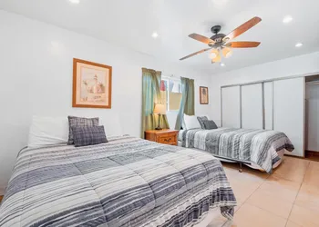 Mike's Place at the Beach hotel thumbnail 4