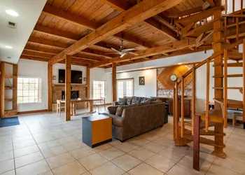 Laid Back Lodge Spacious Retreat in Lenoir City hotel thumbnail 5