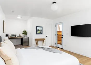 Studio in Santa Monica with Private Patio hotel thumbnail 3