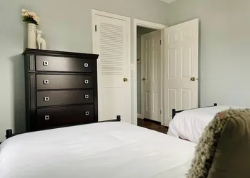 Green Roof Inn - Centrally Located 2BR/1BA Home hotel thumbnail 2