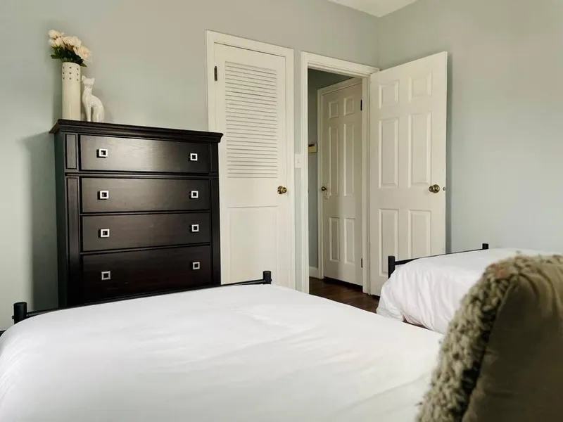 Green Roof Inn - Centrally Located 2BR/1BA Home hotel detail image 2