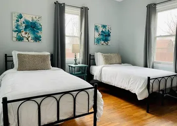 Green Roof Inn - Centrally Located 2BR/1BA Home hotel thumbnail 3