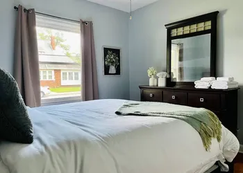 Green Roof Inn - Centrally Located 2BR/1BA Home hotel thumbnail 4